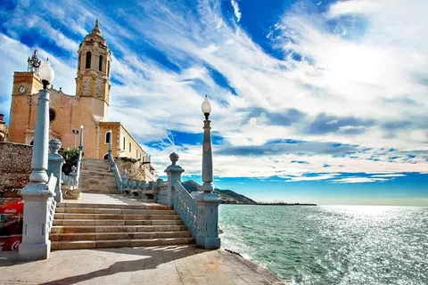 Sitges: Paseo en velero + tour a pie y visita a bodega