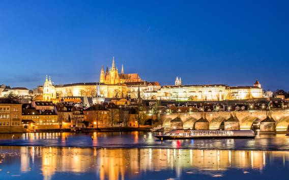 Prag: Sightseeing-Bootsfahrt am Abend