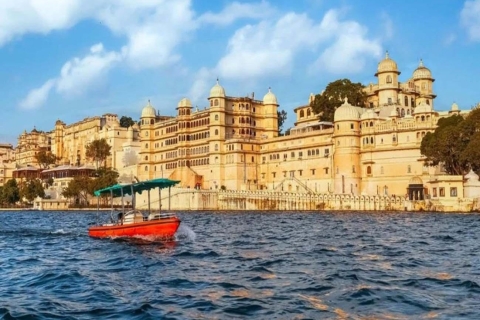 Odkryj Udaipur: całodniowa prywatna wycieczka po mieście z rejsem łodziąZwiedzanie z opłatą za wstęp do pomnika