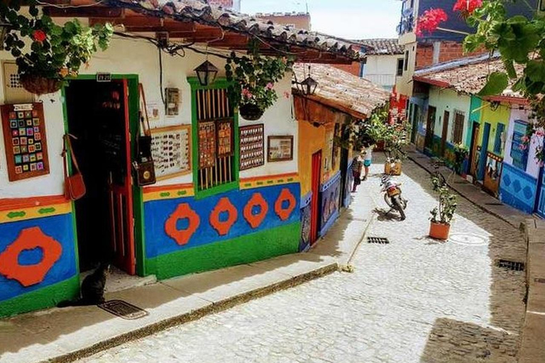 Medellín: Dagtrip naar Guatapé &amp; KoffieboerderijGuatapé, koffieboerderij, ATV-tocht