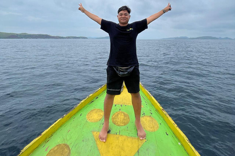 Labuan Bajo : Tour de um dia na Ilha de Komodo com guia localPasseio partilhado de barco lento em Labuan Bajo