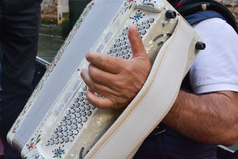 Venice: Gondola Ride with Serenade and Romantic Dinner