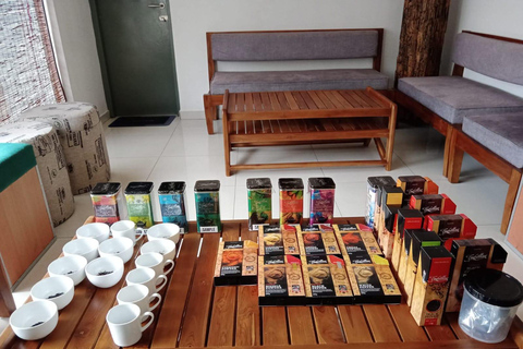 Colombo: Private Tuk-Tuk City Tour with Guide & Tickets Colombo: Private Tuk-Tuk Tour & Authentic Ceylon Tea Tasting