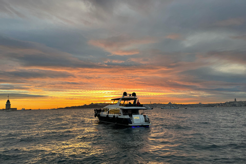 Istanbul : Croisière au coucher du soleil en yacht de luxe sur le Bosphore