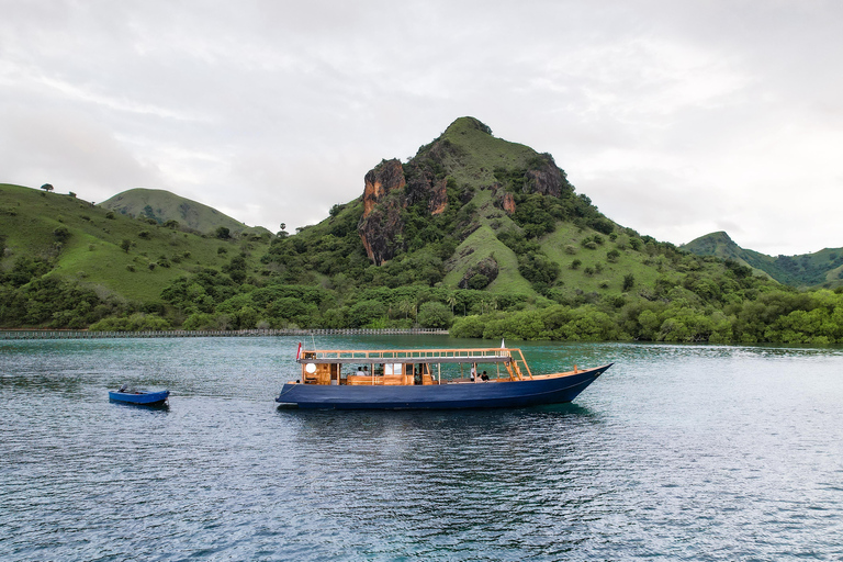 Labuan Bajo: Sea Trip on Kimochi Wooden Boat With Photo Full-Day Tour with Documentation