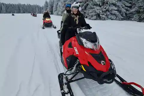 Cracovia: Excursión de un día en moto de nieve y baños termales de Zakopane