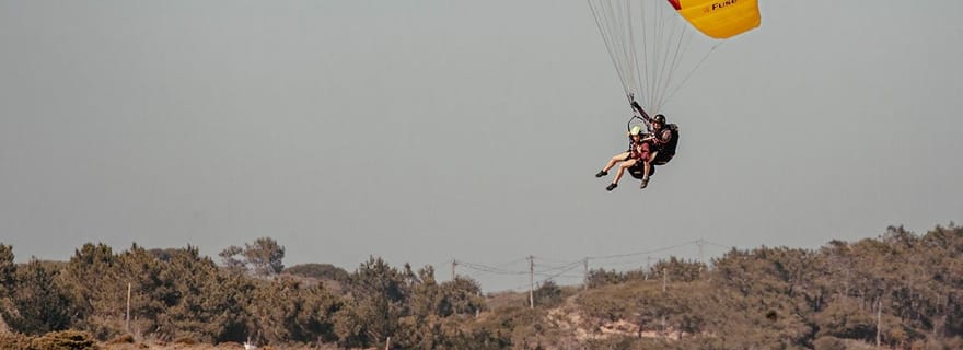 Parapente en tandem : côte, montagnes et coucher de soleil