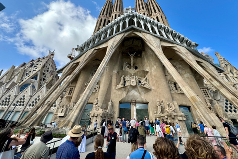 Barcelona: Sagrada Familia po południu w małej grupieBarcelona: Sagrada Familia omiń kolejkę w małej grupie