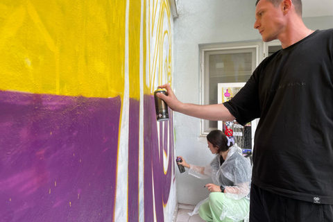 Atelier d'art du graffiti avec des habitants d'un jardin d'intérieur d'Istanbul