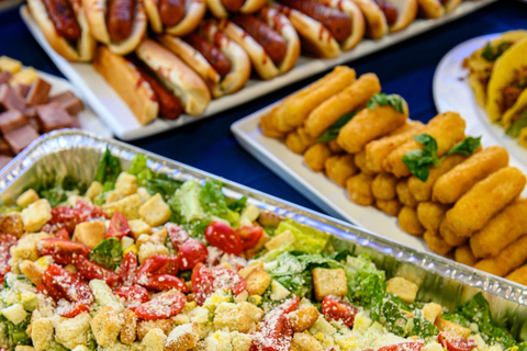 رحلة بحرية عند غروب الشمس في مدينة نيويورك مع دي جي وأفق المدينة وتمثال الحريةرحلة بحرية مع موسيقى 