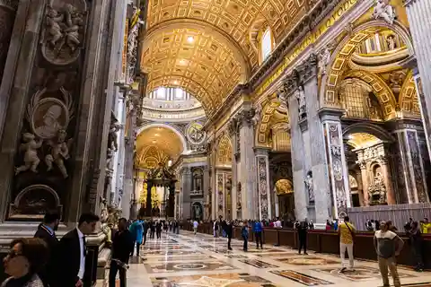 Roma: Tour per piccoli gruppi del Vaticano di prima mattina con prelievo di denaro