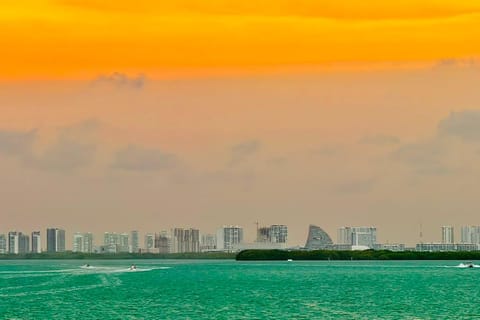 Cancún Lagoon Bridge: Instagrammable Views / Selfie Spots