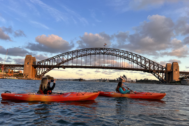 Sydney: Kajaktur i solnedgången i Sydneys hamnSydney: Kajaktur vid solnedgången i Sydneys hamn - enkel kajak