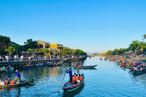 Hoi An: Bootsfahrt auf dem Hoai-Fluss mit LaternenumzugHoi An: Bootsfahrt auf dem Hoai-Fluss mit Blumenlaternenabwurf