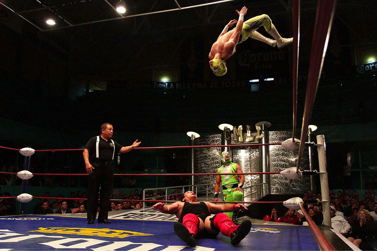 Puebla: Espectáculo icónico de lucha libre profesional con cena y bebida
