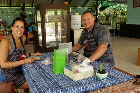 Chiang Mai: Corso di cucina tradizionale tailandese con tour del mercato