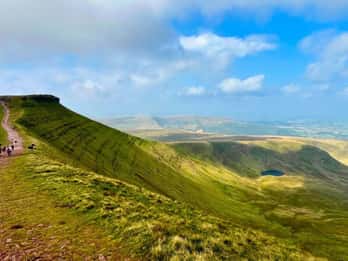 Cardiff: Waterfalls, Mountains & Castles Day Tour