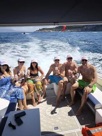 Von Sorrento aus: Capri Bootsfahrt mit Stadtbesichtigung und Badestopps
