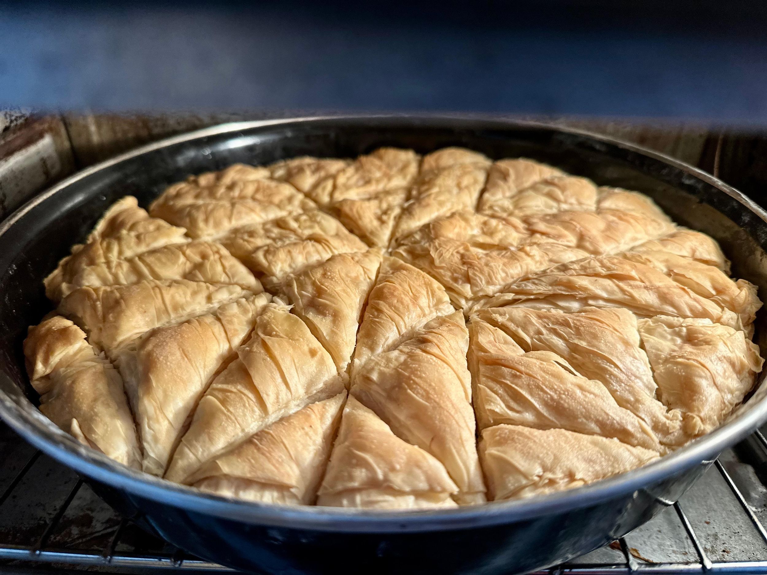 Bereite hausgemachte türkische Baklava mit einem Einheimischen in Ankara zu