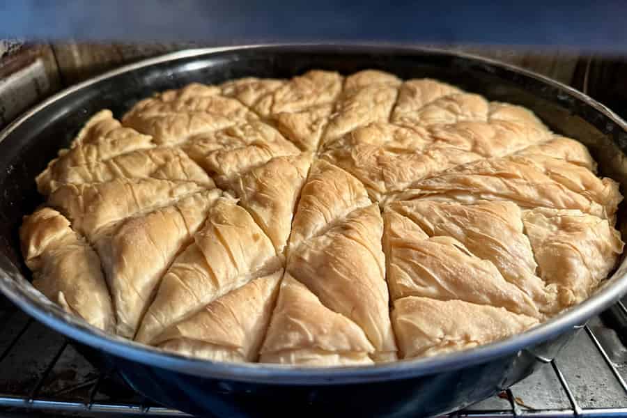 Bereite hausgemachte türkische Baklava mit einem Einheimischen in Ankara zu. Foto: GetYourGuide Bereite hausgemachte türkische Baklava mit einem Einheimischen in Ankara zu. Foto: GetYourGuide