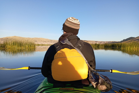 Kajakfahrt am Morgen auf dem TiticacaseeKajakfahren am Morgen auf dem Titicacasee