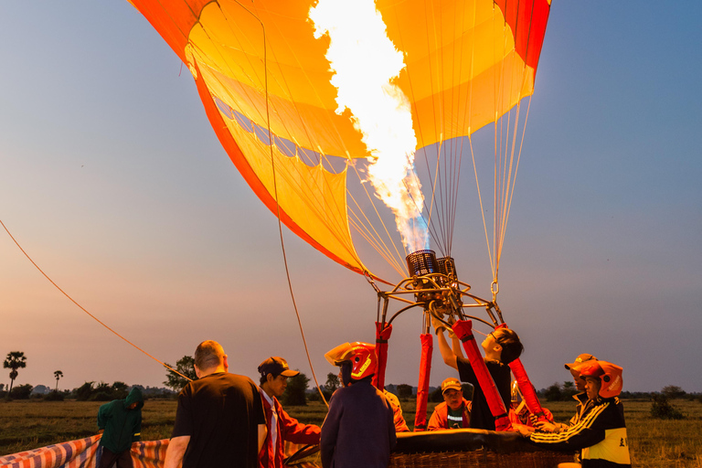 Da Krong Siem Reap: Giro in mongolfiera di Angkor con prelievo