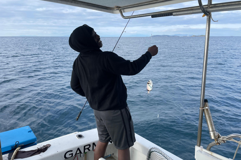 Atenas: Experiencia de pesca en barco con comida marinera