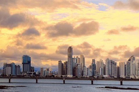 Panama: Night Tour and The Point Lookout Panama: Night tour with dinner, shared service in English