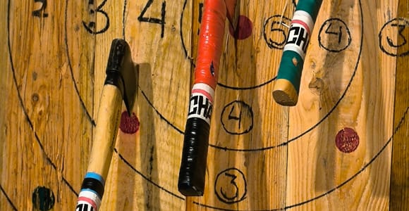 Barcelona: Axe throwing with an instructor on a private lane