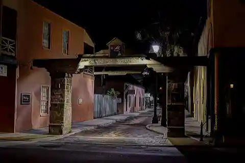 Sant'Agostino: fantasmi, pirati e poltergeist della città vecchia