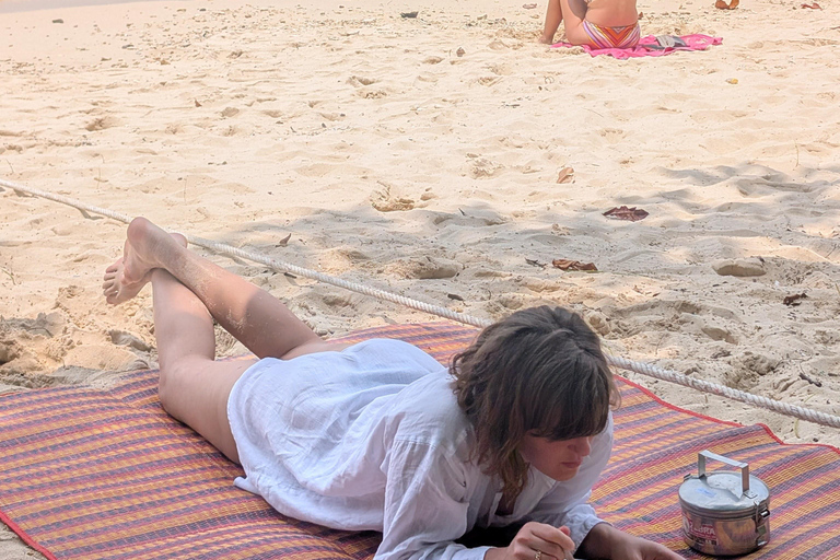 Krabi: Small Group Boat Tour to James Bond & Hong Islands