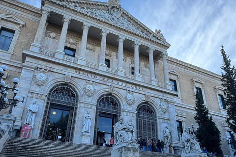 Madrid: Private Tuk Tuk Tour with Expert Guide and Panoramic Views The Classics Tour ~ Discover Madrid in 60 minutes from your STARTING POINT!