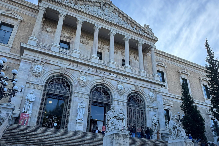 Madrid: Private Tuk Tuk Tour with Expert Guide and Panoramic Views The Classics Tour ~ Discover Madrid in 60 minutes from your STARTING POINT!