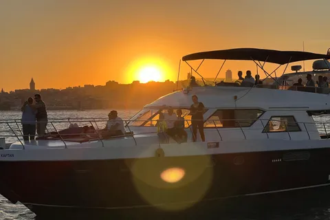 Istanbul: Luxury Yacht Tour at Sunset w Snacks