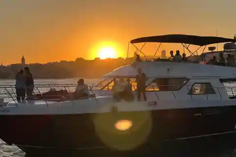Istanbul: Luksus yacht-tur ved solnedgang med snacks