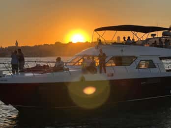 Estambul: Excursión en yate de lujo al atardecer con aperitivos