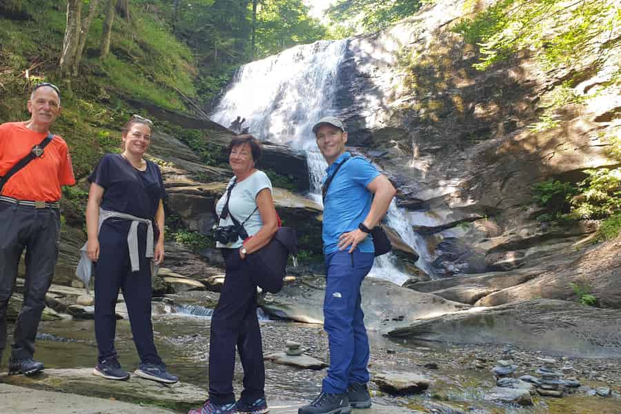 Sarajevo: Geländewagen-Tour zum Prokoško-See und den Kozice-Wasserfällen. Foto: GetYourGuide Sarajevo: Geländewagen-Tour zum Prokoško-See und den Kozice-Wasserfällen. Foto: GetYourGuide