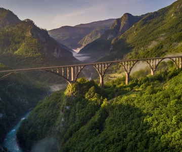 Montenegro: Lago Negro , Durmitor, puente de Djurdjevića Tara