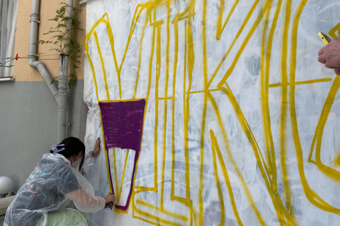 Workshop graffitikunst met de lokale bevolking in een huistuin in Istanbul