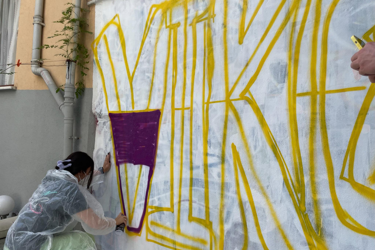 Atelier d'art du graffiti avec des habitants d'un jardin d'intérieur d'Istanbul