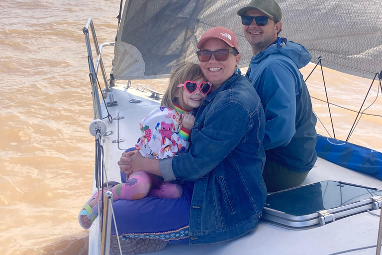 Buenos Aires: Sailboat ride, special city view, and food on board Buenos Aires: Sailboat tour, special view of the city, and lunch on board