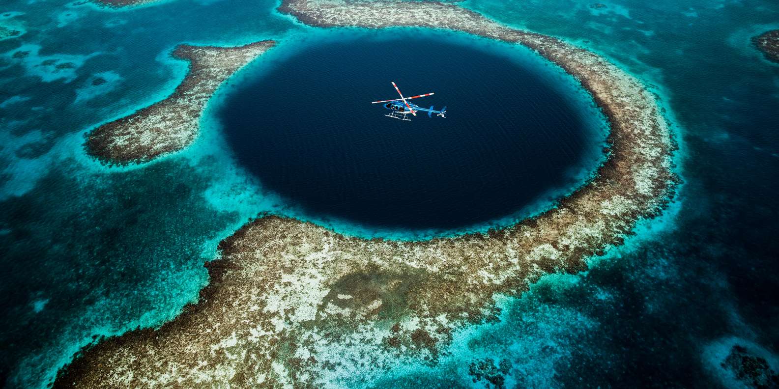 ブルーホールとターネフ諸島：ヘリコプターツアー | GetYourGuide
