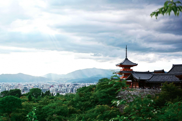 Kyoto: Kimono Rental with Hairstyling and Makeup