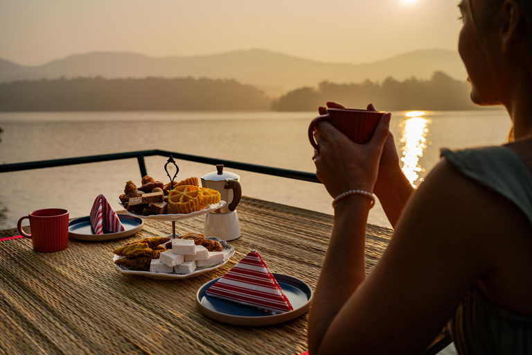 Sigiriya: Wewela Lake Private Boat Sailing Picnic Dining
