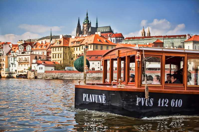 Praga: crociera fluviale storica con bevande e snack