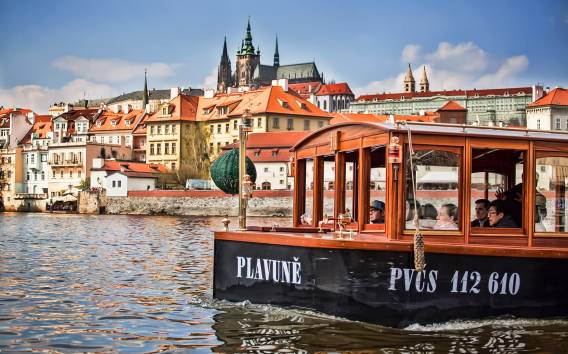 Prag: 45-minütige historische Flusskreuzfahrt und Erfrischungen