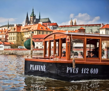 Prague: 45-Minute Historical River Cruise and Refreshments