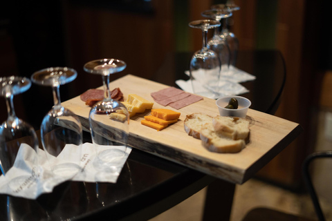 Cataratas del Niágara: tour guiado por bodega con cata y recogidaCataratas del Niágara: visita guiada a una bodega con cata y recogida