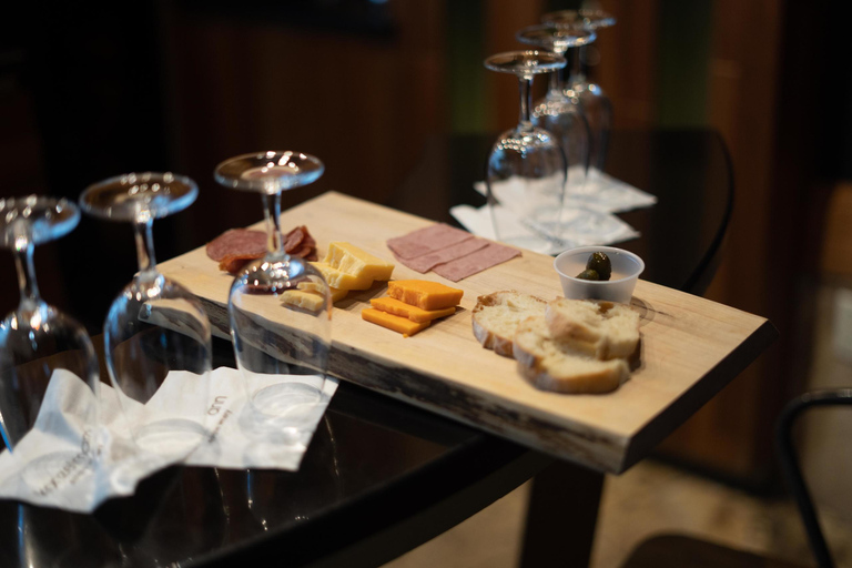 Cataratas del Niágara: tour guiado por bodega con cata y recogidaCataratas del Niágara: visita guiada a una bodega con cata y recogida