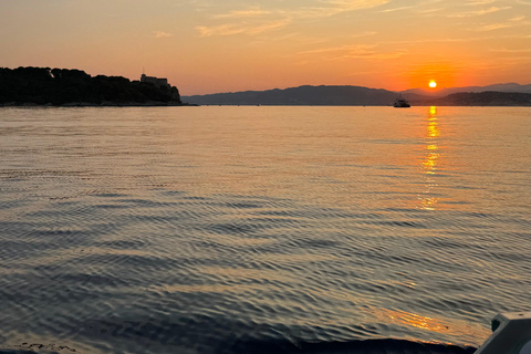 Golf Juan: Sunset Sailing Cruise with aperitif at the Island